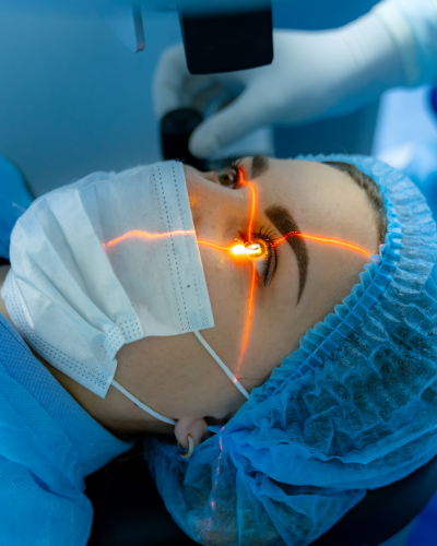 Lazer Göz Ameliyatları: LASIK, PRK ve SMILE Yöntemleri Hakkında Bilmeniz Gerekenler